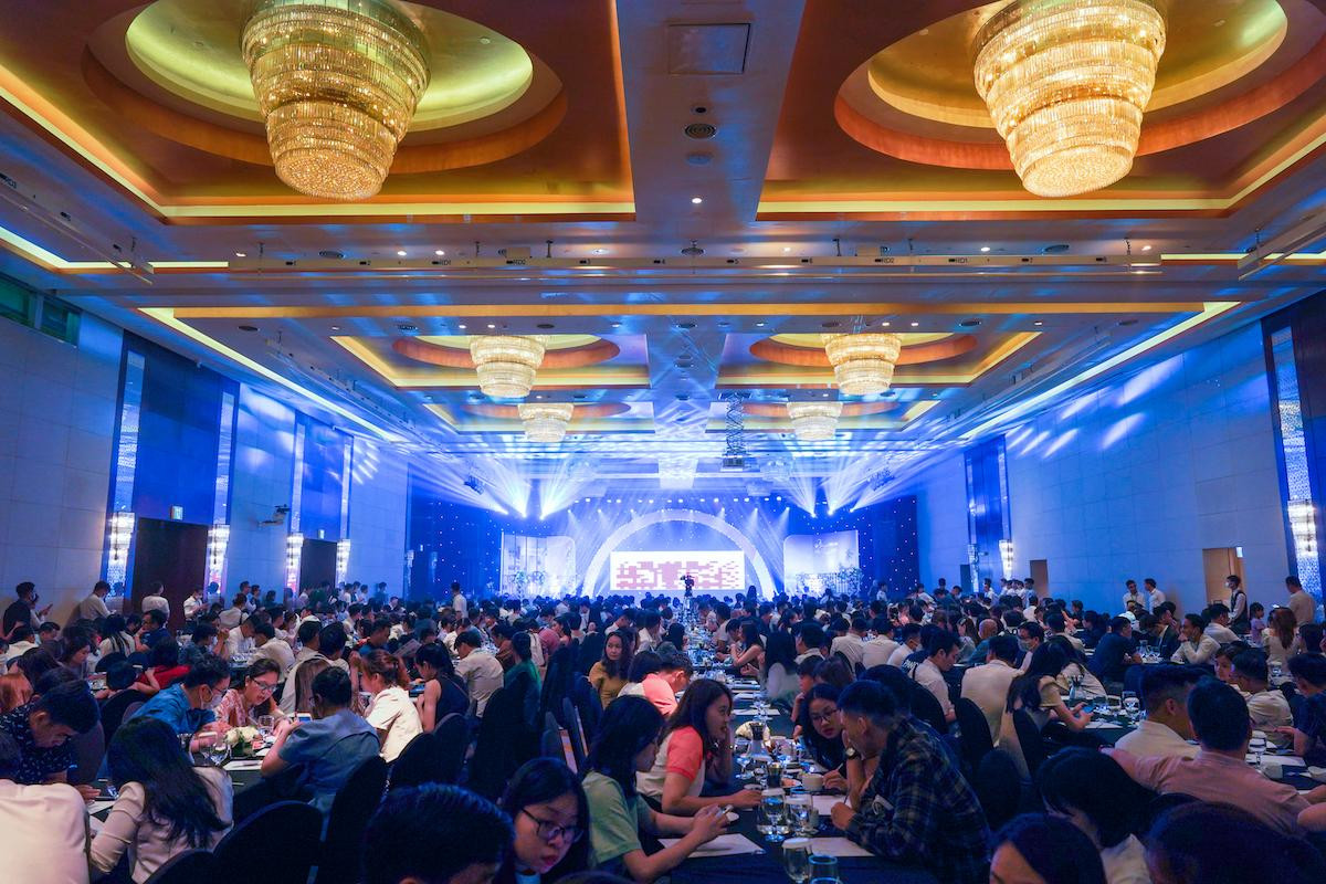 Bảng hàng toà căn hộ liên tục được cập nhật trên màn hình chính của sự kiện. Bảng hàng toà căn hộ liên tục được cập nhật trên màn hình chính của sự kiện.