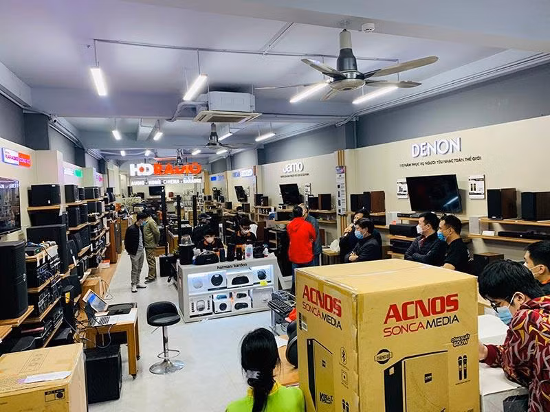 Khách hàng tham quan mua sắm tại Showroom HDRADIO.