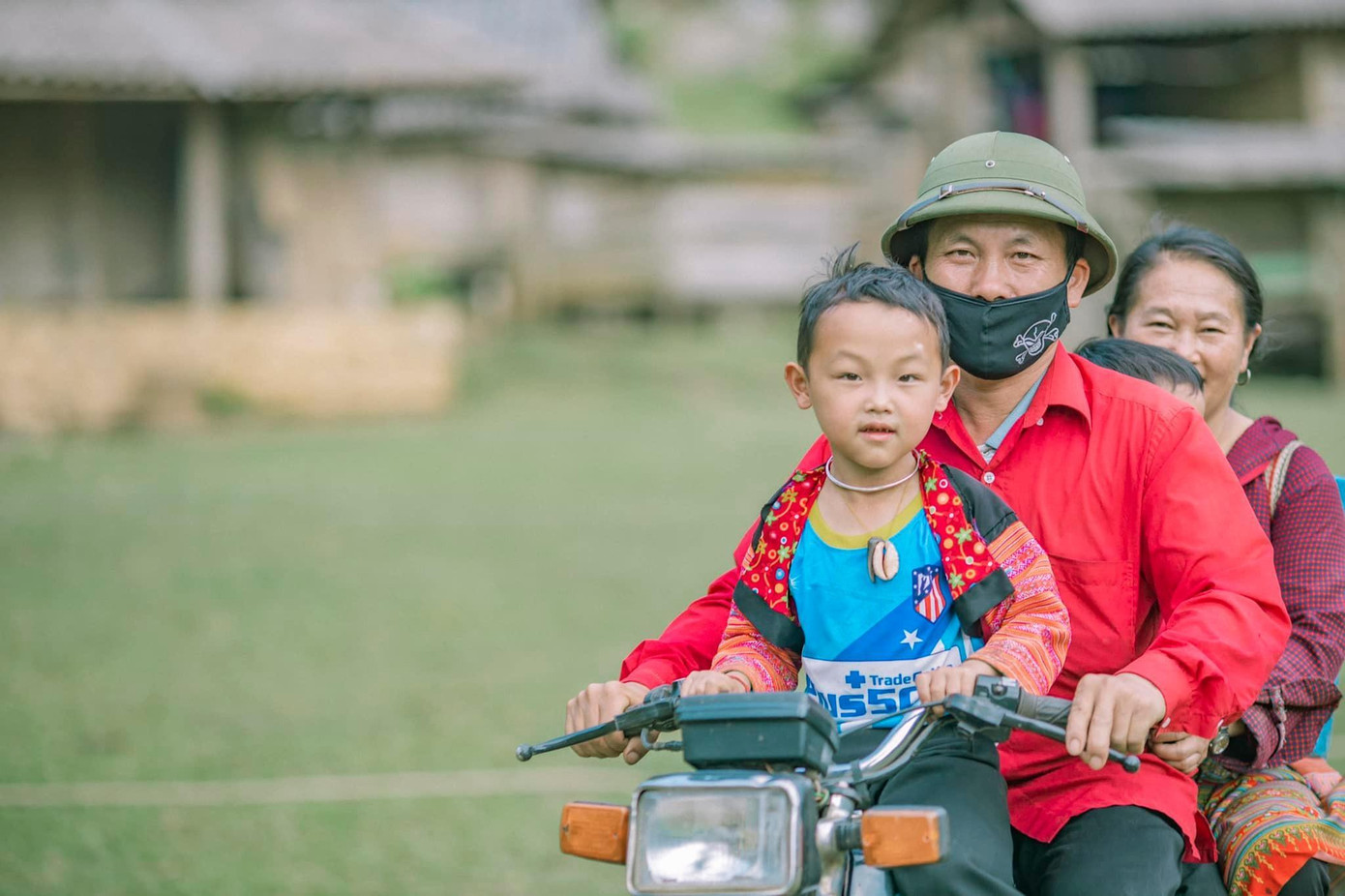 Hạnh phúc đơn giản là nụ cười trong sinh hoạt hàng ngày nơi bản nhỏ bình yên