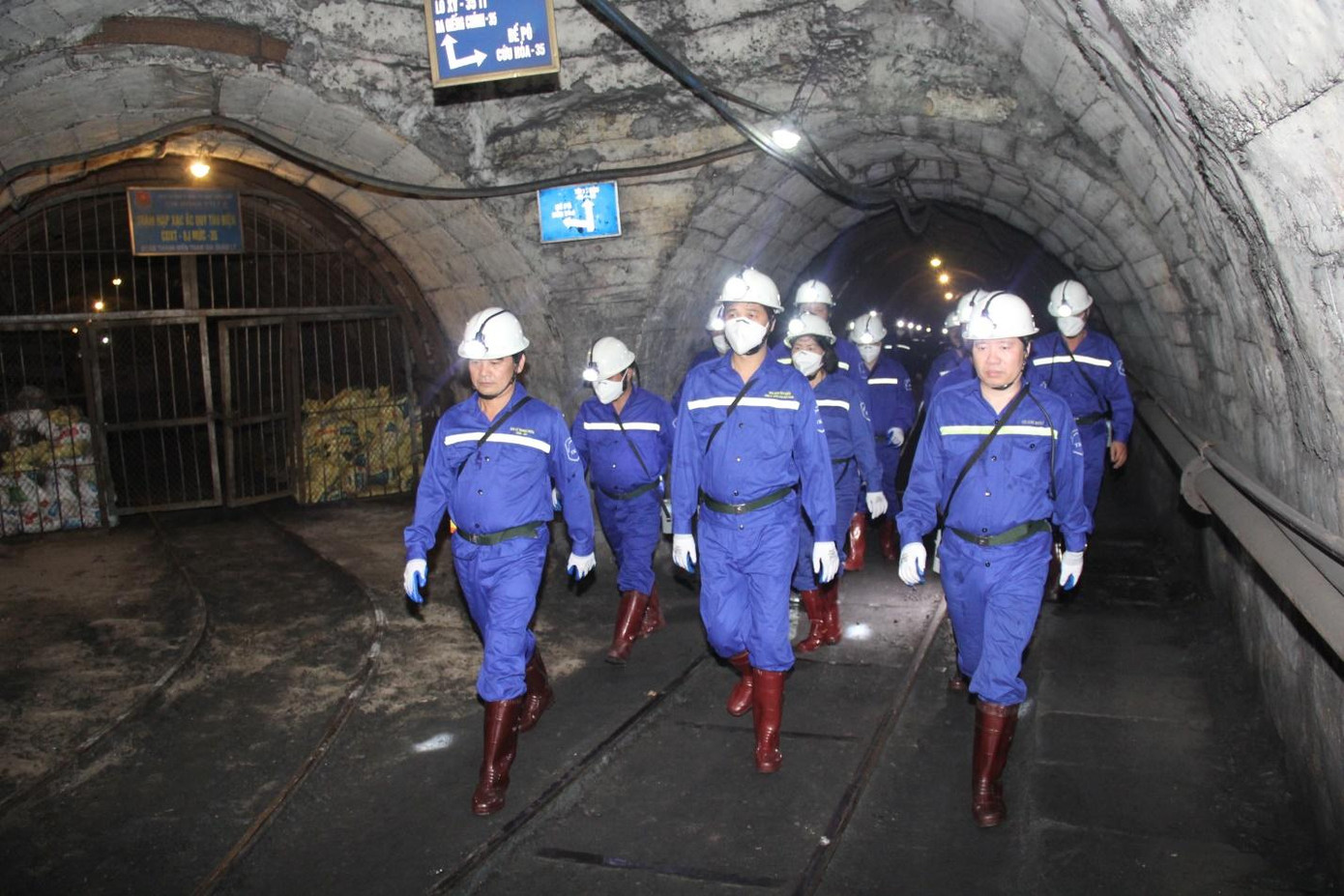 Phó Chủ tịch Tổng Liên đoàn Lao động Việt Nam Ngọ Duy Hiểu và đoàn công tác kiểm tra sản xuất hầm lò Than Thống Nhất.