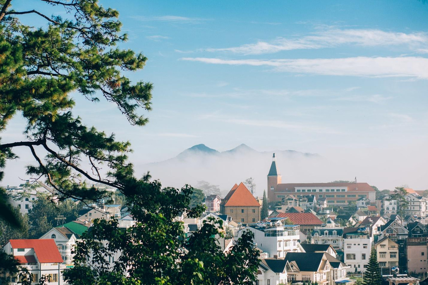 Khung cảnh đẹp lãng mạn của Đà Lạt thu hút du khách khắp nơi ghé thăm