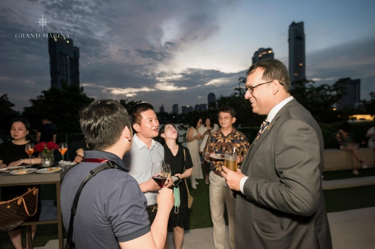 Tiệc cocktail tại Four Seasons, Bangkok mang đến trải nghiệm “hàng hiệu” ven sông Tiệc cocktail tại Four Seasons, Bangkok mang đến trải nghiệm “hàng hiệu” ven sông