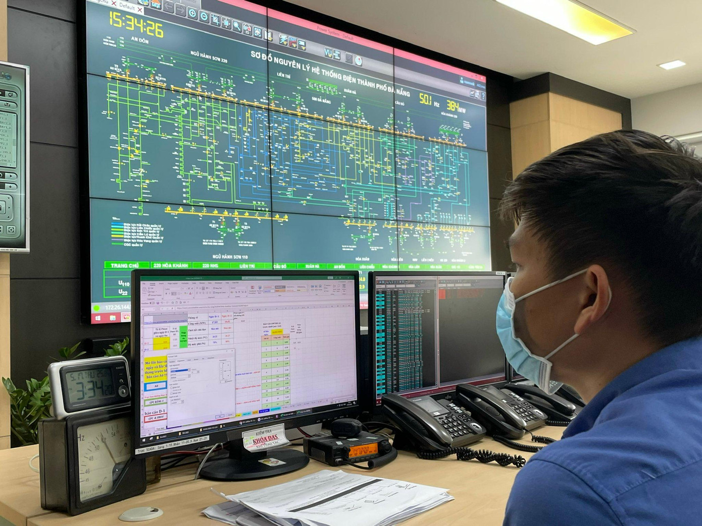 Với việc ứng dụng công nghệ, giờ khách hàng của EVNCPC sẽ được ngành điện giám sát hộ và cảnh báo kịp thời các dấu hiệu bất thường trong sử dụng điện Với việc ứng dụng công nghệ, giờ khách hàng của EVNCPC sẽ được ngành điện giám sát hộ và cảnh báo kịp thời các dấu hiệu bất thường trong sử dụng điện