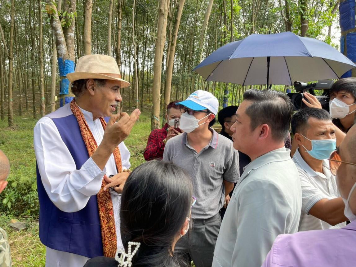 Ông Hassabo kiểm tra chất lượng cấy tạo trầm tại vườn Bình Phước - công ty TTT