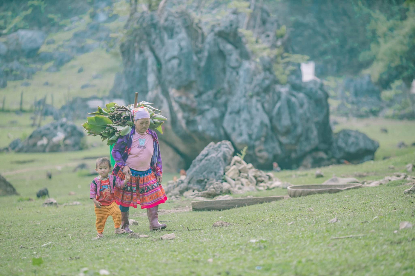 Nét hồn nhiên ngây thơ trẻ em vùng cao theo mẹ làm nương