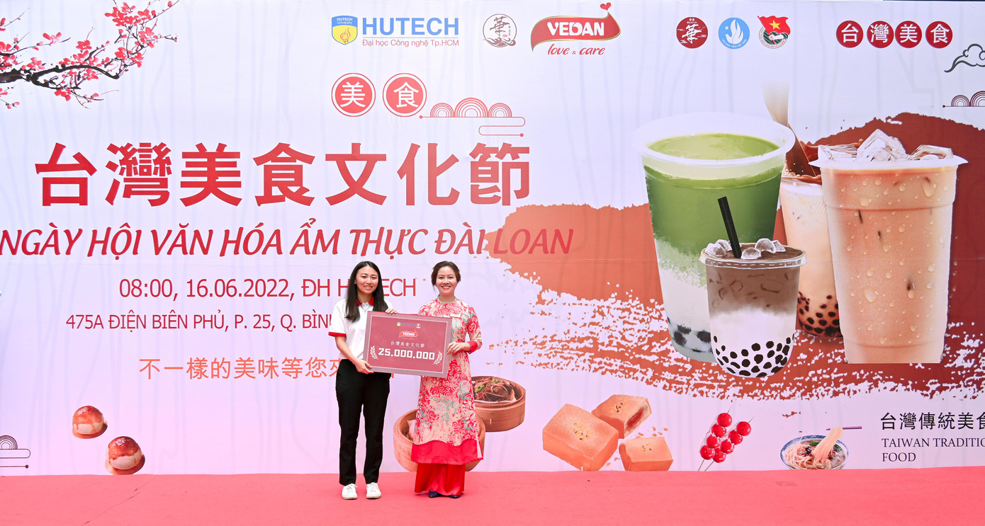 Cô Dương Tịnh Nhã trao quà tặng của công ty CPHH Vedan VN cho khoa Trung Quốc học Cô Dương Tịnh Nhã trao quà tặng của công ty CPHH Vedan VN cho khoa Trung Quốc học