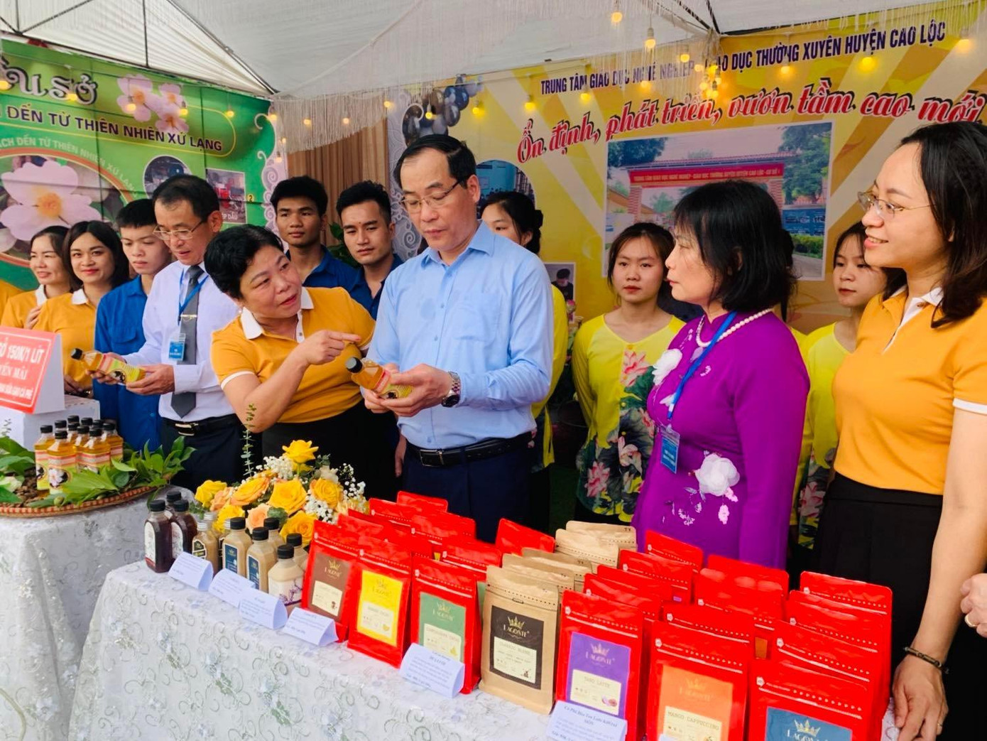 Các đại biểu thăm quan các gian hàng trưng bày, tư vấn khởi nghiệp -Ảnh: Duy Chiến Các đại biểu thăm quan các gian hàng trưng bày, tư vấn khởi nghiệp -Ảnh: Duy Chiến