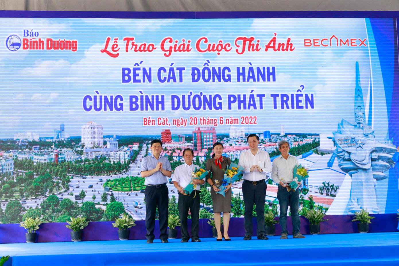 Ông Cao Văn Chóng – PGĐ Sở Văn hoá thể thao và du lịch tỉnh BD và ông Giang Quốc Dũng – Phó TGĐ Tổng công ty Becamex IDC trao giải thưởng cho các tác giả đoạt giải Nhì của cuộc thi. Ông Cao Văn Chóng – PGĐ Sở Văn hoá thể thao và du lịch tỉnh BD và ông Giang Quốc Dũng – Phó TGĐ Tổng công ty Becamex IDC trao giải thưởng cho các tác giả đoạt giải Nhì của cuộc thi.