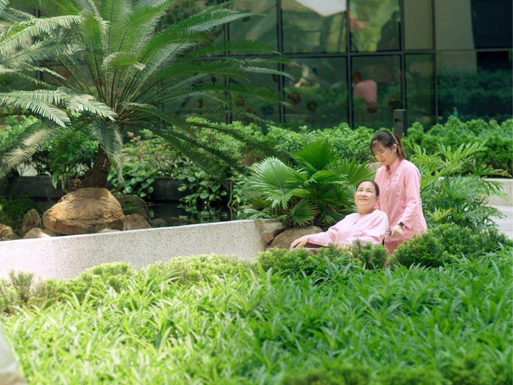 Khuôn viên xanh mát của Bệnh viện Hồng Ngọc – Phúc Trường Minh