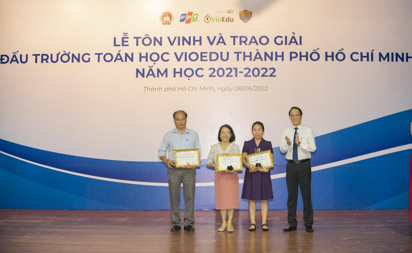 Đại diện 03 Phòng Giáo dục nhận giải giải Phòng GD&amp;ĐT xuất sắc, Đấu trường Toán học VioEdu TP. Hồ Chí Minh năm học 2021 - 2022