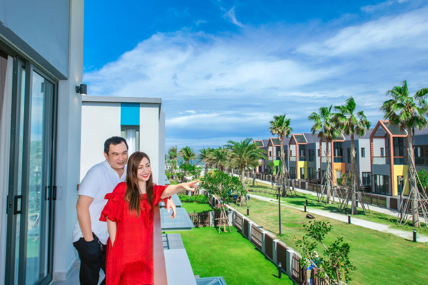 “NovaWorld Ho Tram hội tụ đầy đủ tất cả tiện ích, dịch vụ đáp ứng mọi nhu cầu ăn uống, shopping, vui chơi giải trí cho cả gia đình. Chúng tôi mong muốn sở hữu ngay ngôi nhà thứ 2 tại đây để mỗi cuối tuần đều có thể đến đây hưởng thụ.”, chia sẻ gia đình Anh Quang Dũng &amp; Chị Mai Linh khi đến với NovaWorld Ho Tram