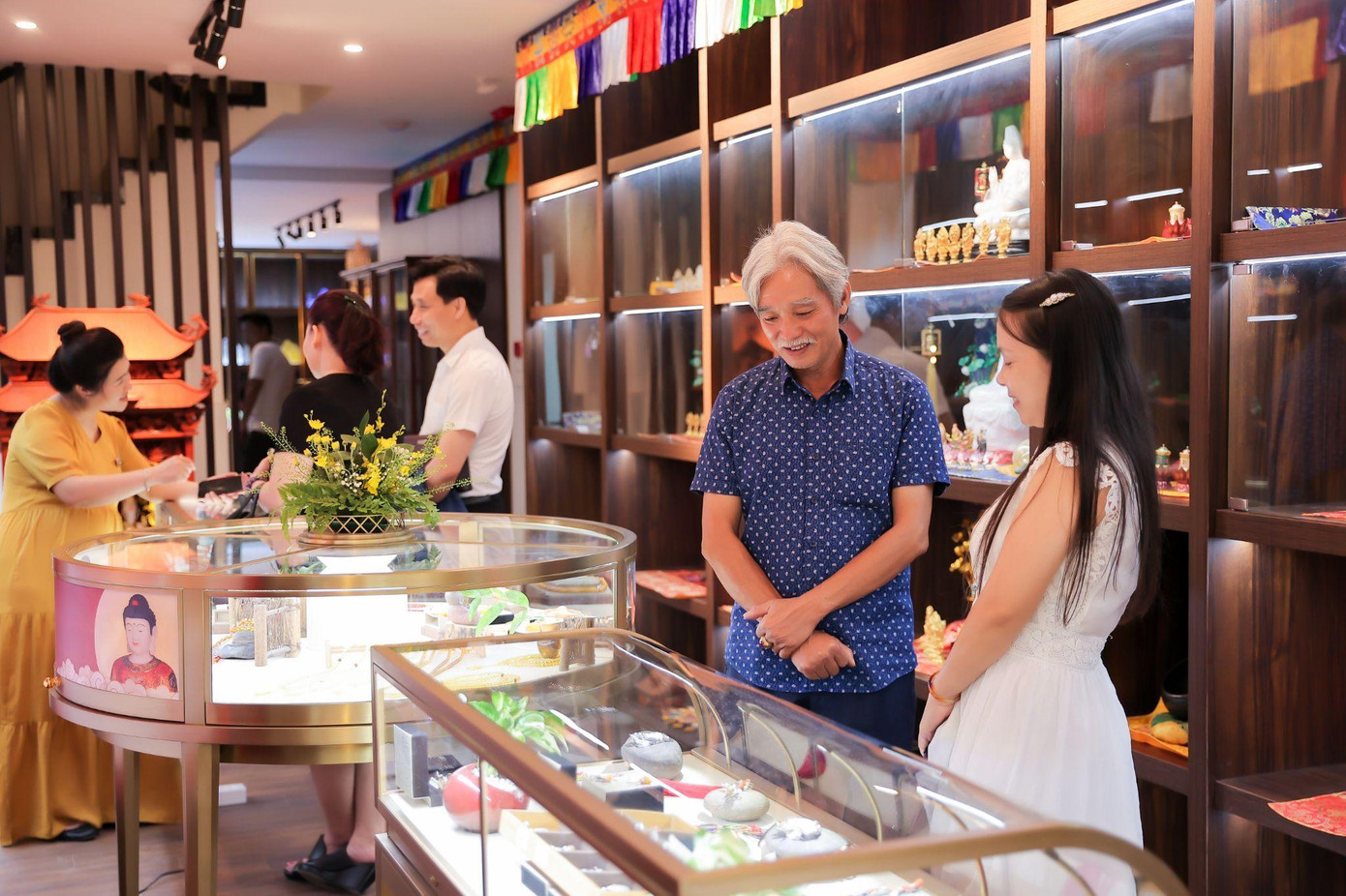 Khách hàng trải nghiệm không gian tại Diệu Tướng Am