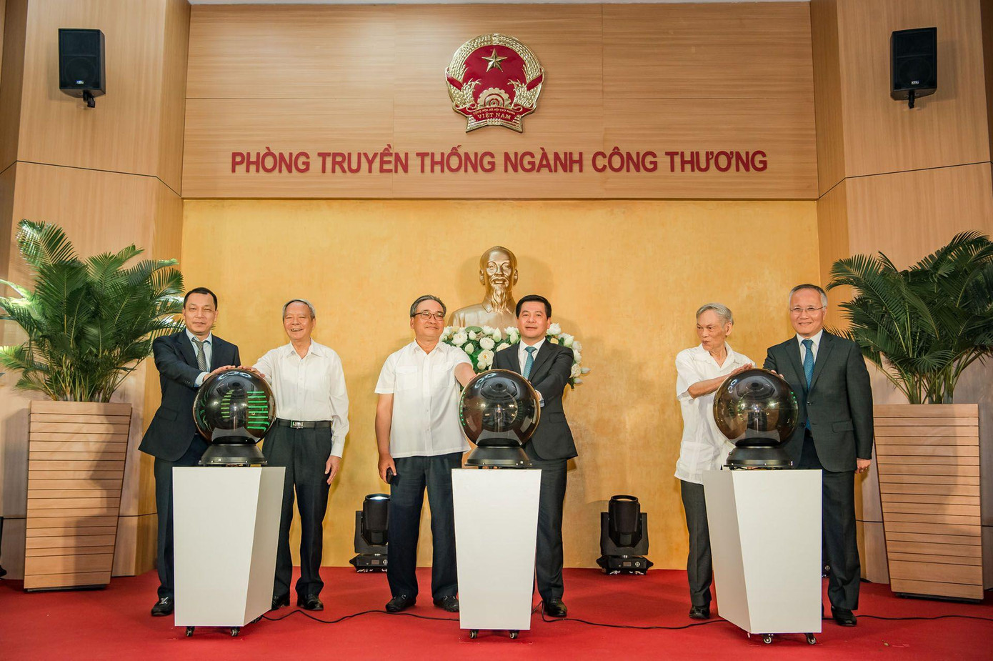 Các đại biểu thực hiện nghi thức khánh thành Phòng Truyền thống ngành Công Thương