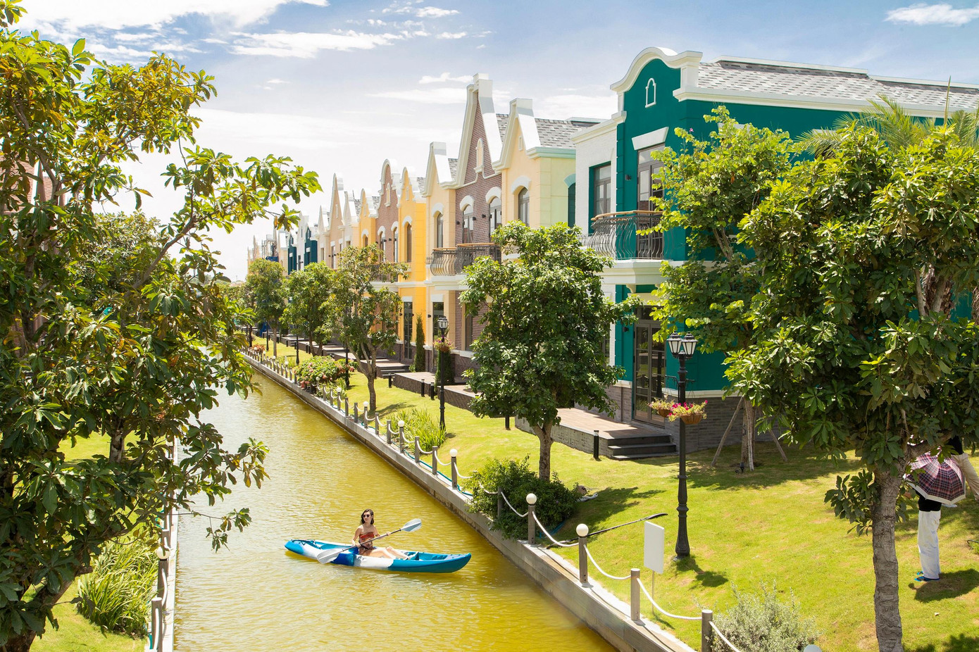 Chèo thuyền kayak trên dòng kênh Lagoon bình yên trong một ngày nắng đẹp