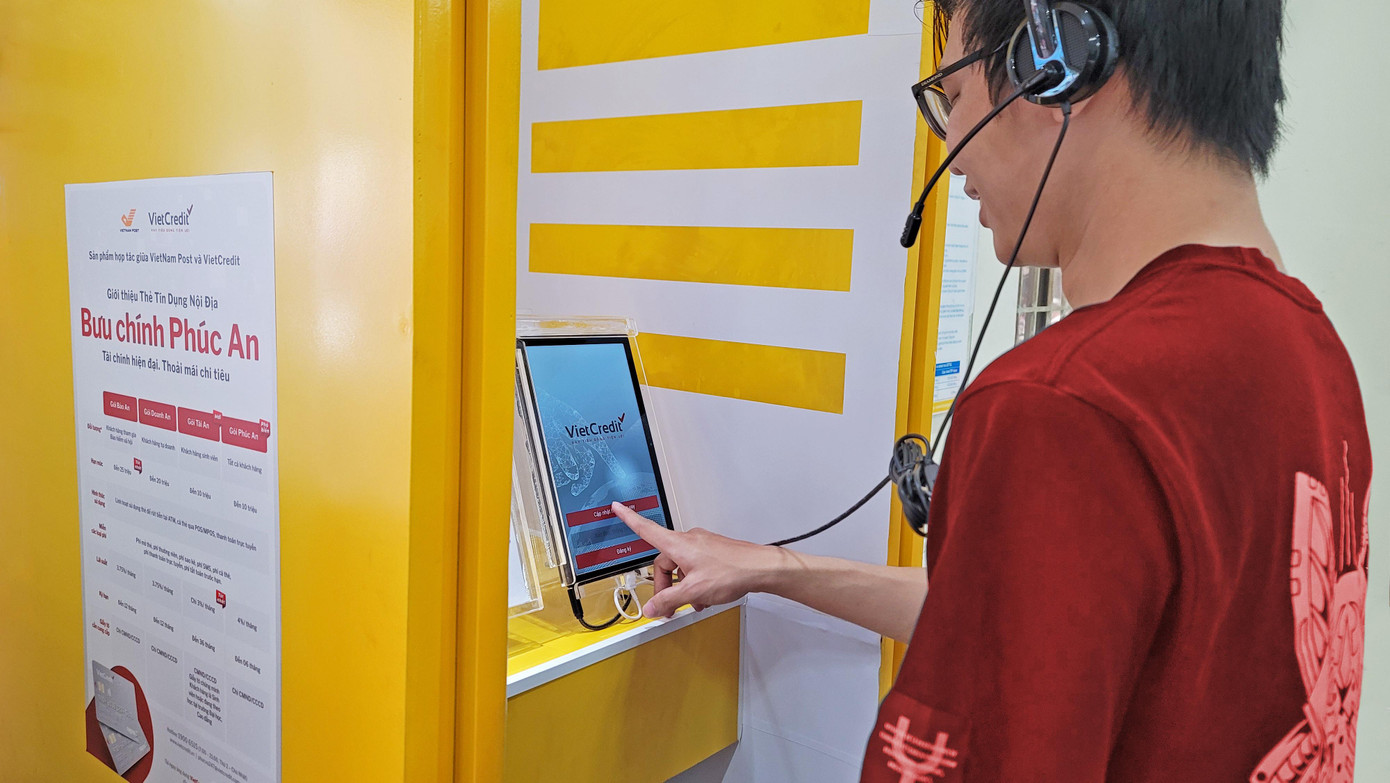 Khách hàng trải nghiệm mở thẻ VietCredit trực tuyến qua máy cho vay thông minh