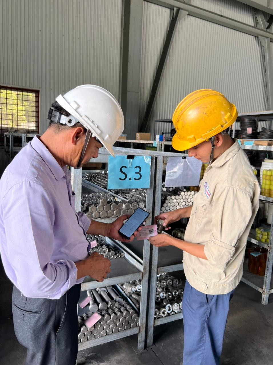 Cán bộ quản lý kho và Kỹ thuật viên phân xưởng đối chiếu, kiểm tra vật tư đưa vào sử dụng