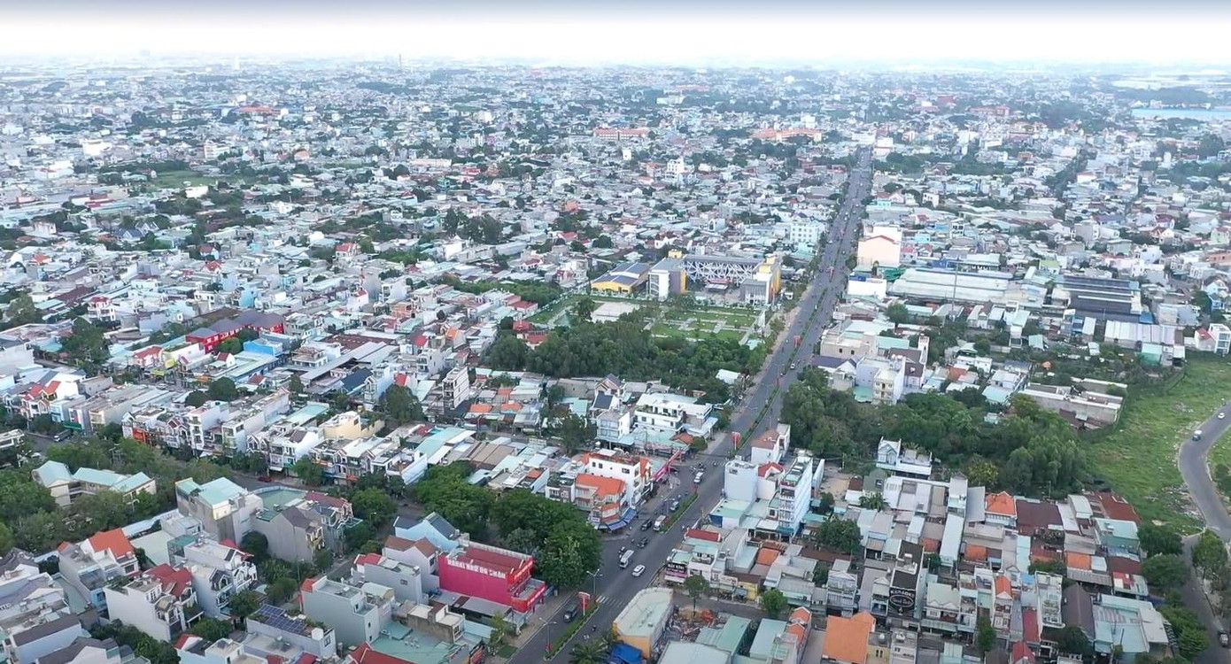 Bình Dương phát triển thần tốc sau 25 năm tái lập. Một góc thành phố Dĩ An, Bình Dương Bình Dương phát triển thần tốc sau 25 năm tái lập. Một góc thành phố Dĩ An, Bình Dương