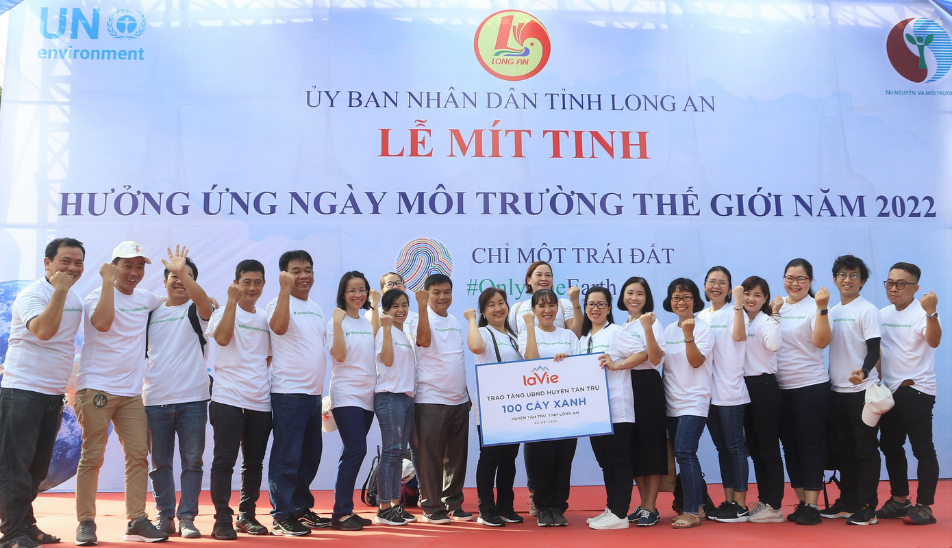 La Vie tặng 100 cây xanh đến huyện Tân Trụ, tỉnh Long An. La Vie tặng 100 cây xanh đến huyện Tân Trụ, tỉnh Long An.