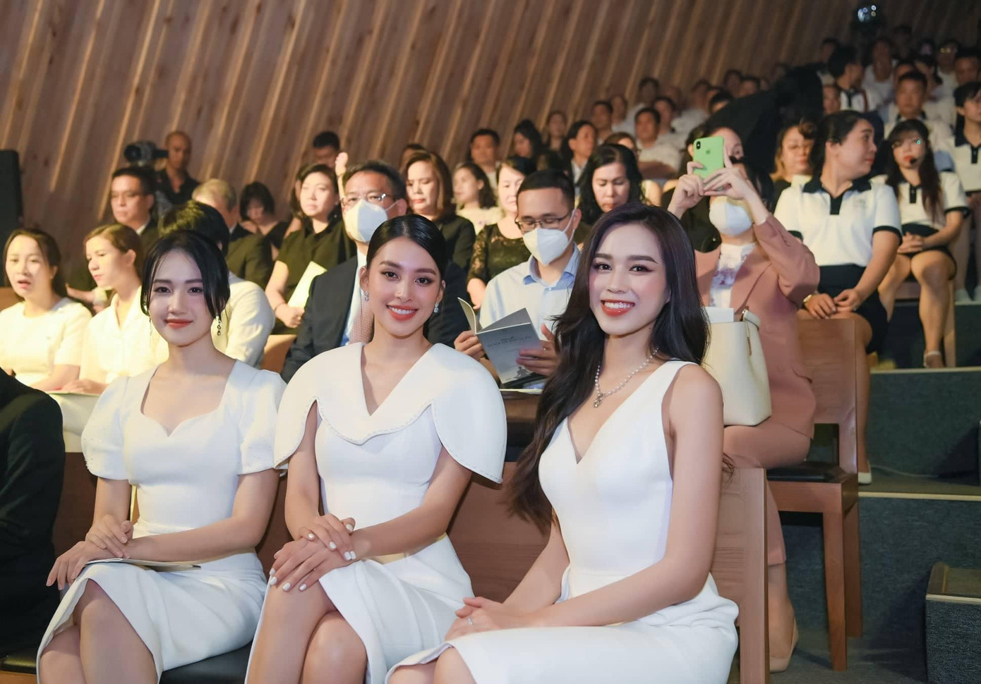 Hoa hậu Đỗ Thị Hà, Hoa hậu Tiểu Vy cùng Họa sỹ - Nhà thiết kế Anh Thư hào hứng xem Vở vũ kịch “Chuyện kể 3 nền văn minh cà phê” lần đầu tiên được công chiếu tại Bảo Tàng Thế Giới Cà Phê