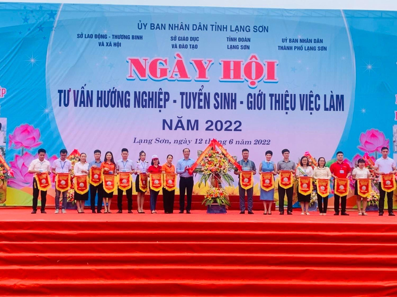 Lãnh đạo tỉnh Lạng Sơn tặng cờ lưu niệm cho một số doanh nghiệp, đơn vị tham gia ngày hội -Ảnh: Duy Chiến Lãnh đạo tỉnh Lạng Sơn tặng cờ lưu niệm cho một số doanh nghiệp, đơn vị tham gia ngày hội -Ảnh: Duy Chiến