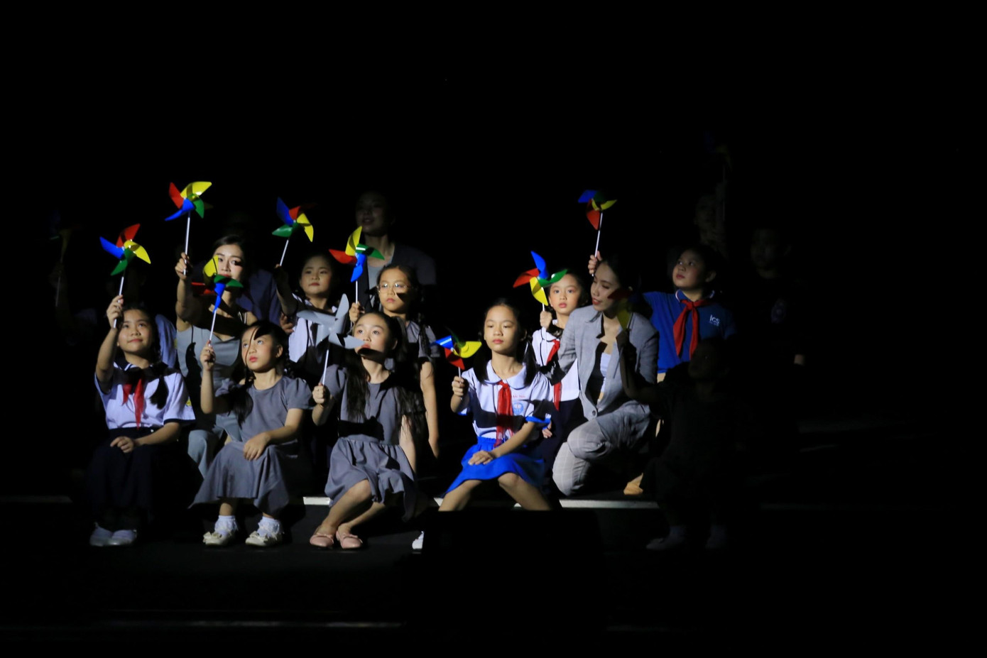 Các tiếc mục biểu diễn đầy cảm xúc trong chương trình nghệ thuật "Chong chóng sắc màu"
