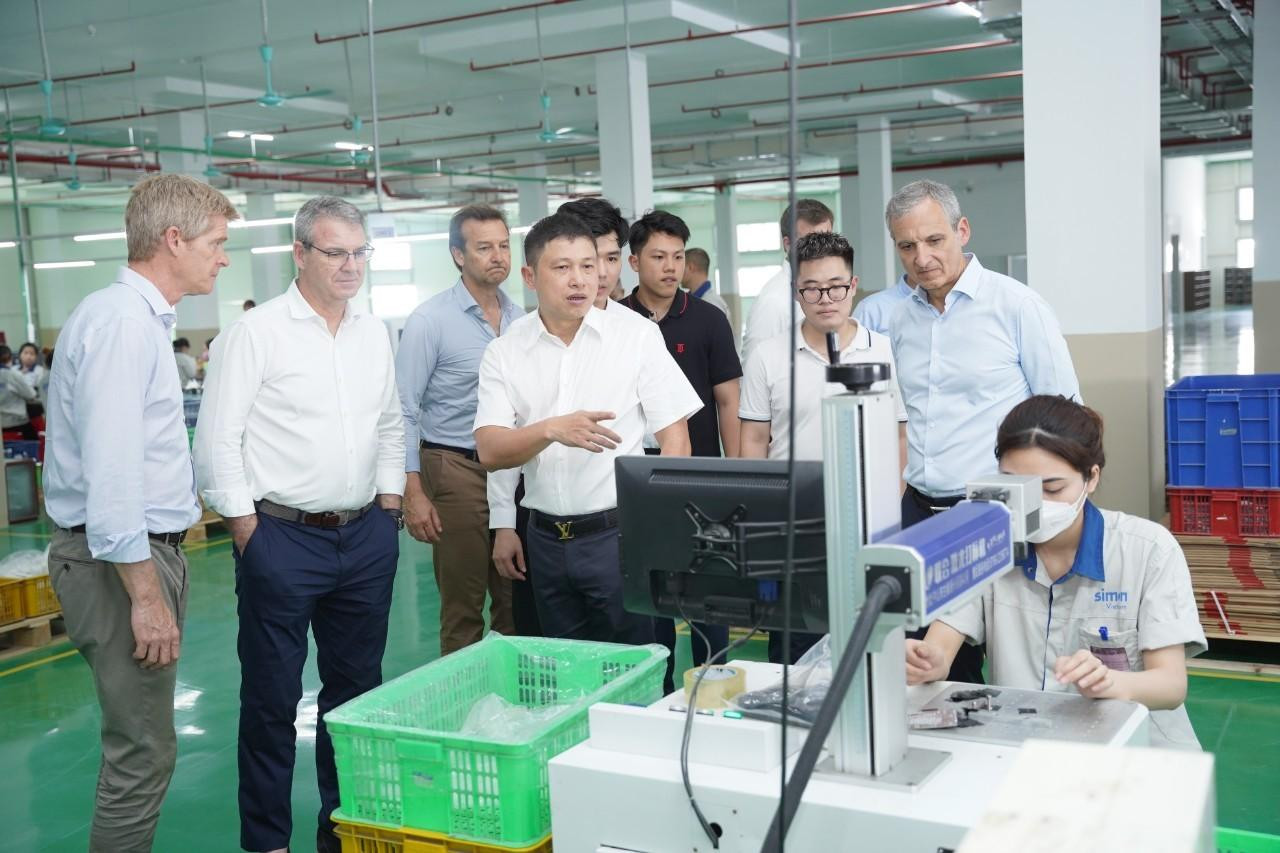Ban lãnh đạo tham quan nhà máy Simon Việt Nam