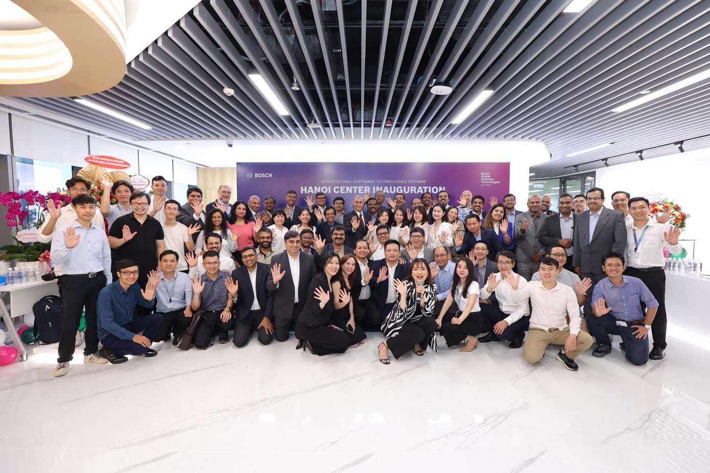 Tập thể nhân viên BGSW Việt Nam trong ngày khai trương Trung tâm mới tại Hà Nội Tập thể nhân viên BGSW Việt Nam trong ngày khai trương Trung tâm mới tại Hà Nội