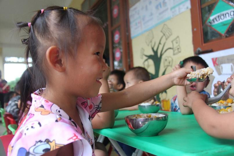 Học sinh điểm trường Nà Ó vui thích với những suất ăn bán trú Học sinh điểm trường Nà Ó vui thích với những suất ăn bán trú