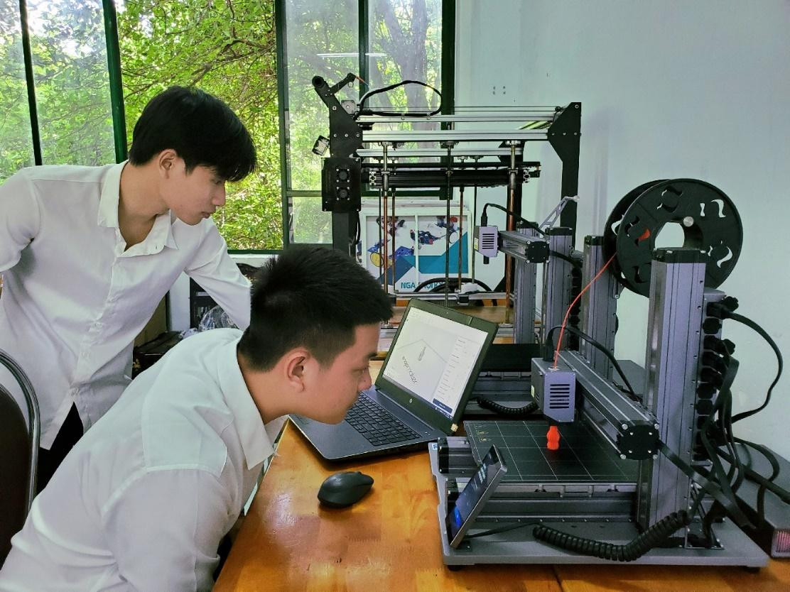 Sinh viên Trường ĐH Nha Trang thực hành tạo mô hình sản phẩm trên máy in 3D