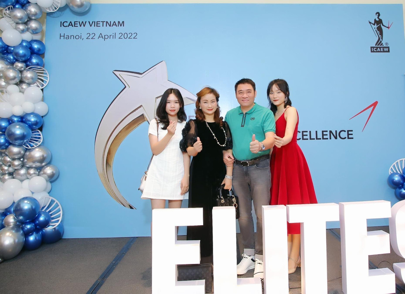 Nguyễn Khánh Huyền (váy đỏ) cùng gia đình tại sự kiện vinh danh những học viên ICAEW CFAB có thành tích xuất sắc nhất tại Việt Nam Nguyễn Khánh Huyền (váy đỏ) cùng gia đình tại sự kiện vinh danh những học viên ICAEW CFAB có thành tích xuất sắc nhất tại Việt Nam