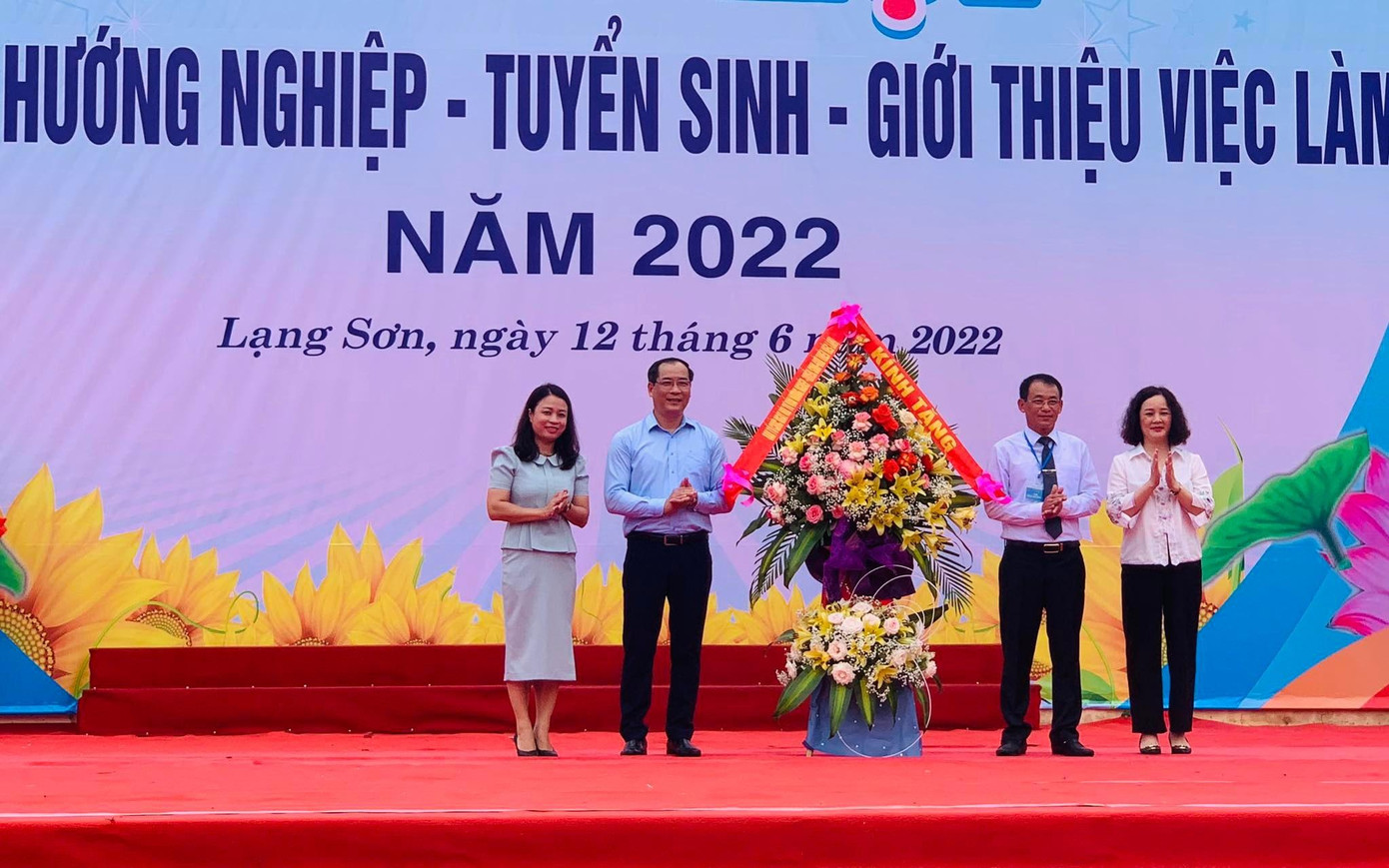 Phó Chủ tịch Thường trực UBND tỉnh Lạng Sơn Dương Xuân Huyên tặng hoa chúc mừng các đơn vị đồng hành, tổ chức -Ảnh: Duy Chiến Phó Chủ tịch Thường trực UBND tỉnh Lạng Sơn Dương Xuân Huyên tặng hoa chúc mừng các đơn vị đồng hành, tổ chức -Ảnh: Duy Chiến