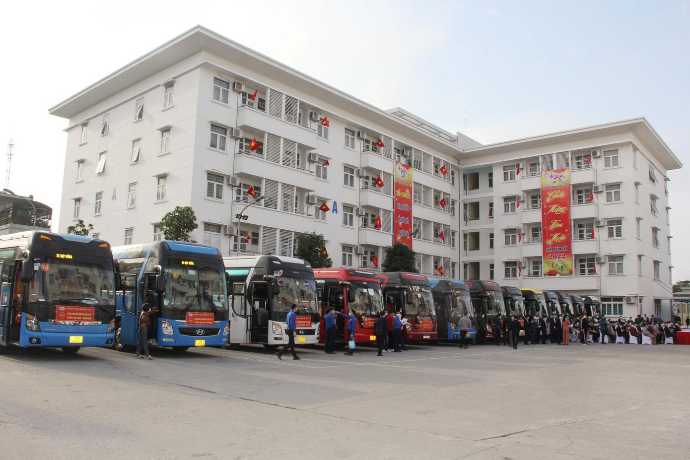 Công ty Than Hòn Gai bố trí 36 xe du lịch chất lượng cao để đưa đón hơn 1.300 CNLĐ cùng người thân về quê ăn Tết