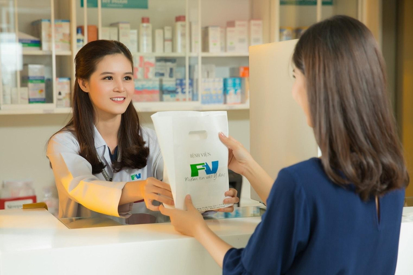 Tại FV, mỗi đơn thuốc bác sĩ kê đều được Khoa Dược kiểm tra, đánh giá tính an toàn hợp lý và tiết kiệm trước khi xuất thuốc cho bệnh nhân