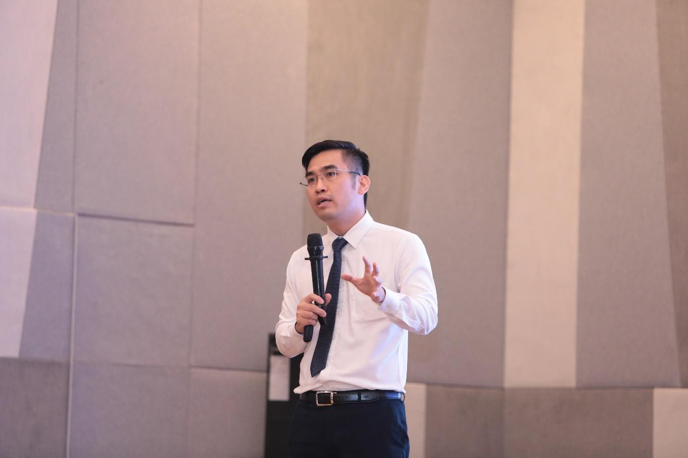 Tại chương trình, ông Đỗ Đạt Cao Như Sơn – Giám đốc sản phẩm MobiFone Smart Office cũng đã có bài trình bày giới thiệu chi tiết về sản phẩm của MobiFone tới các doanh nghiệp tham dự. Tại chương trình, ông Đỗ Đạt Cao Như Sơn – Giám đốc sản phẩm MobiFone Smart Office cũng đã có bài trình bày giới thiệu chi tiết về sản phẩm của MobiFone tới các doanh nghiệp tham dự.