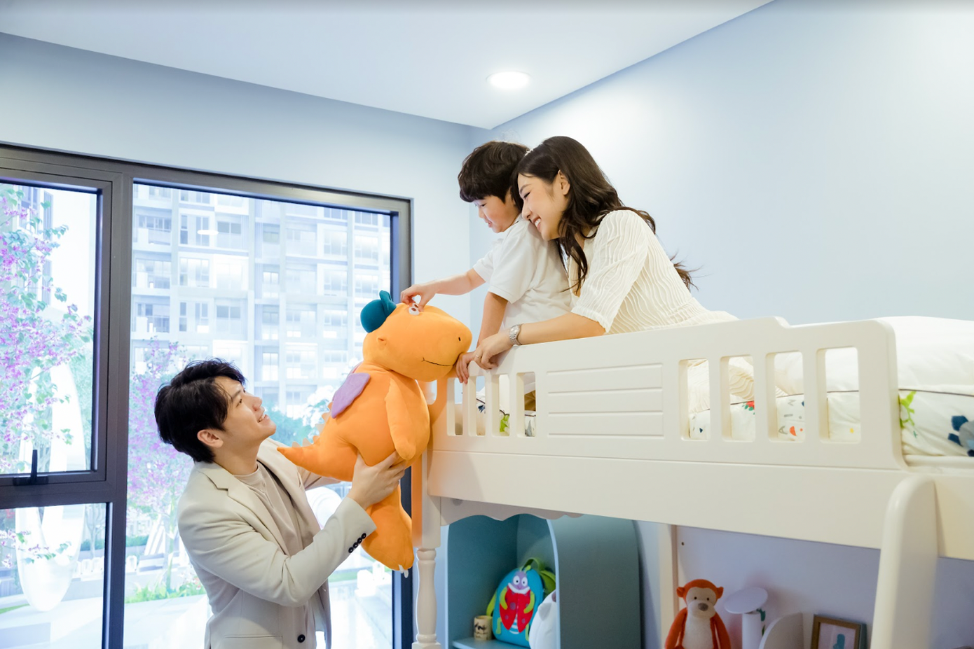 Bé Xoài thích thú với phòng ngủ của nhà mẫu Masteri Waterfront