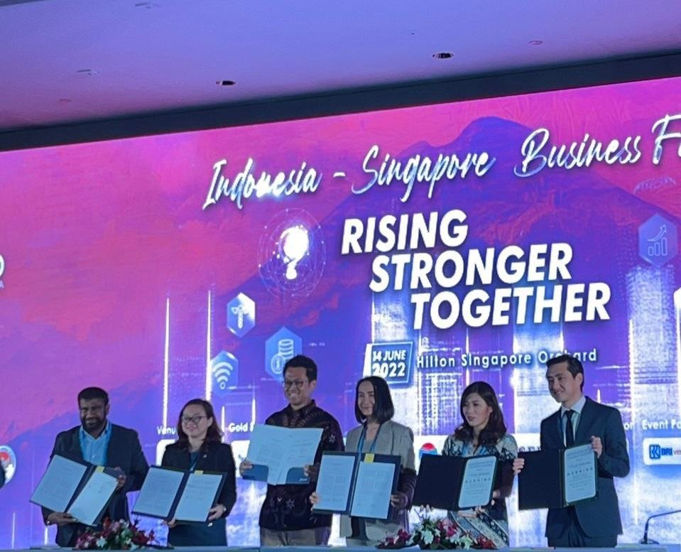 Đại diện Lãnh đạo World Trade Center Binh Dương New City ký thỏa thuận hợp tác thúc đẩy giao thương và phát triển lĩnh vực logistics với dự án Andalin Trade tại Diễn đàn kinh tế Indonesia-Singapore.