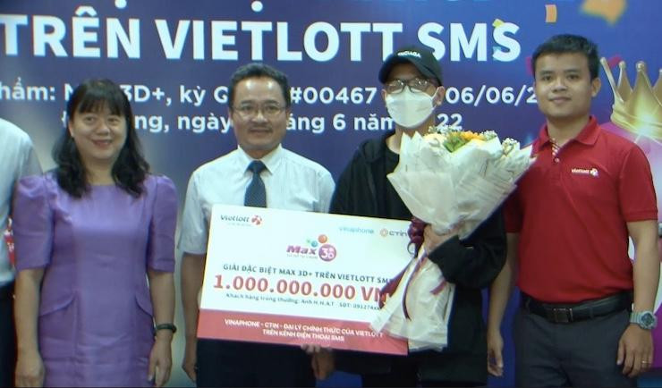 Anh H.H.A.T (đội nón) là tỉ phú Vietlott mới nhất với sản phẩm Max 3D+.