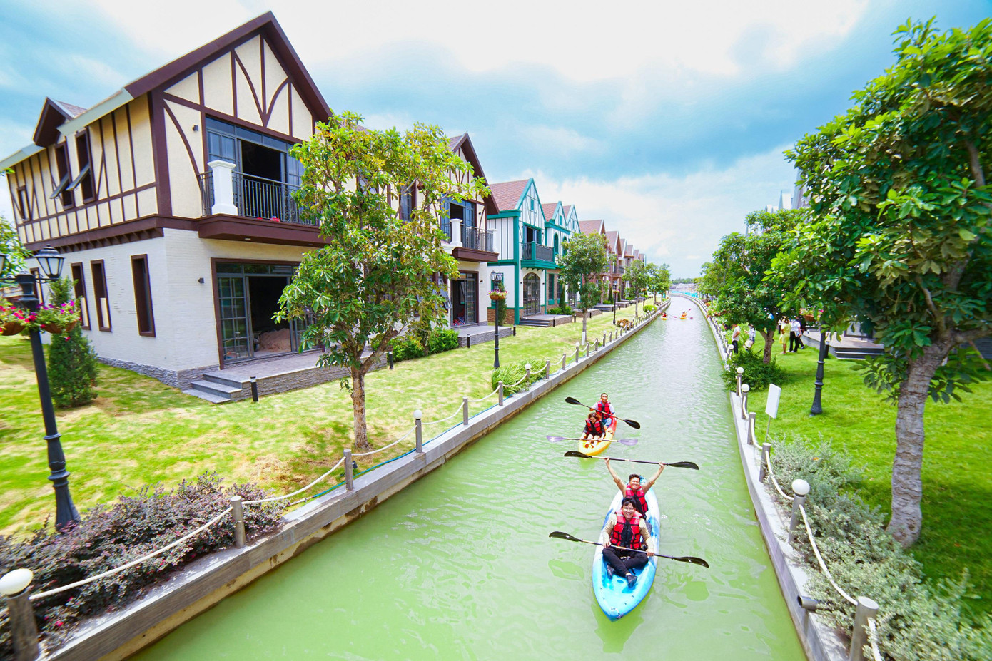 Du khách chèo thuyền Kayak dọc hệ thống kênh đào Lagoon tại NovaWorld Ho Tram