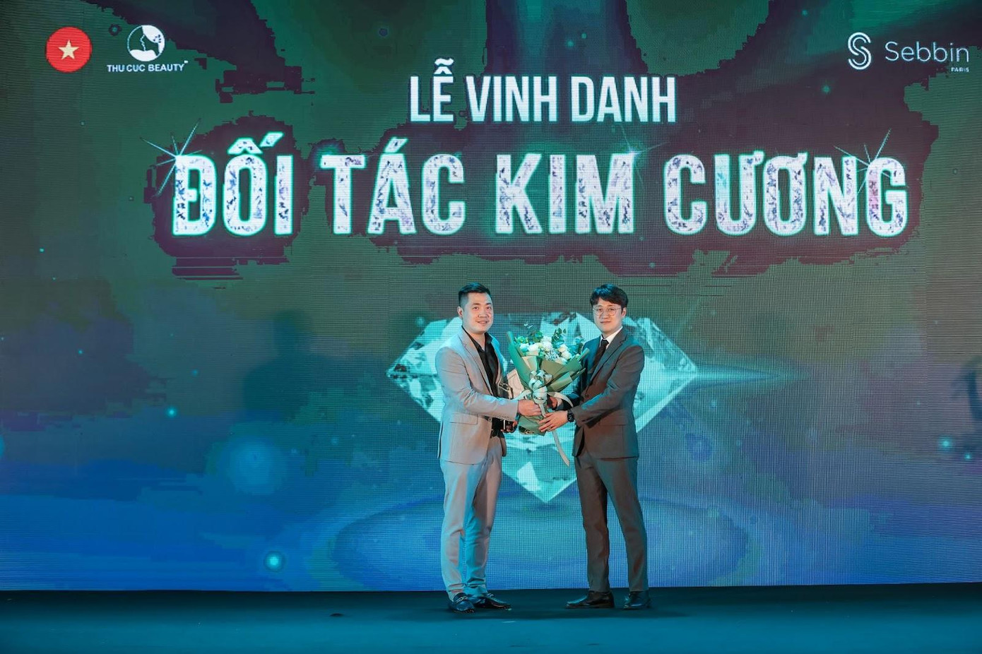 Đại diện bệnh viện Thẩm mỹ Thu Cúc nhận hoa và cúp vinh danh từ đối tác Sebbin