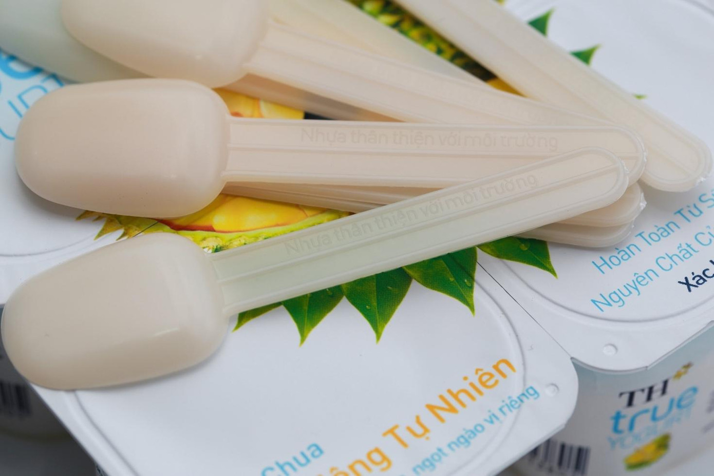 Tập đoàn TH tiên phong sử dụng thìa sữa chua làm từ chất liệu thân thiện hơn với môi trường.