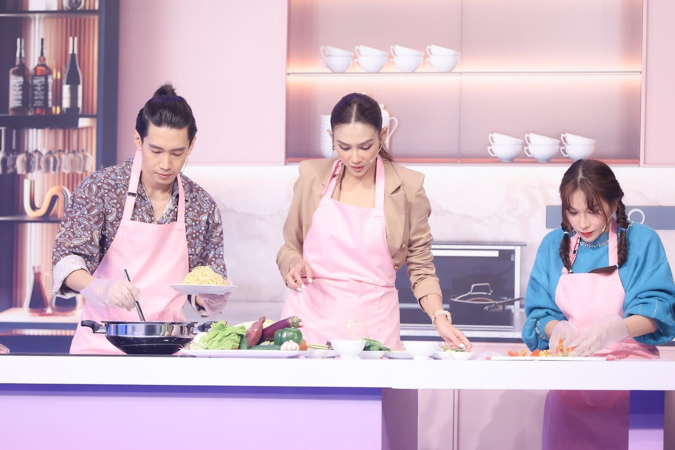 Võ Hoàng Yến, Tiểu Vy, Tường San cùng dàn khách mời của “Cuộc chiến Ẩm thực” trổ tài nấu món ăn “Mỳ Ý sốt kem chanh dây kèm cá hồi và tôm”. Võ Hoàng Yến, Tiểu Vy, Tường San cùng dàn khách mời của “Cuộc chiến Ẩm thực” trổ tài nấu món ăn “Mỳ Ý sốt kem chanh dây kèm cá hồi và tôm”.