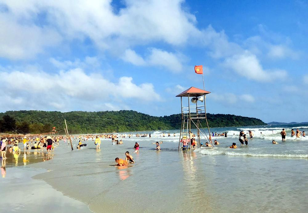 Cô Tô hướng tới phát triển du lịch biển đảo sinh thái chất lượng cao(Bãi tắm Vàn Chảy, xã Đồng Tiến, Cô Tô). Cô Tô hướng tới phát triển du lịch biển đảo sinh thái chất lượng cao(Bãi tắm Vàn Chảy, xã Đồng Tiến, Cô Tô).