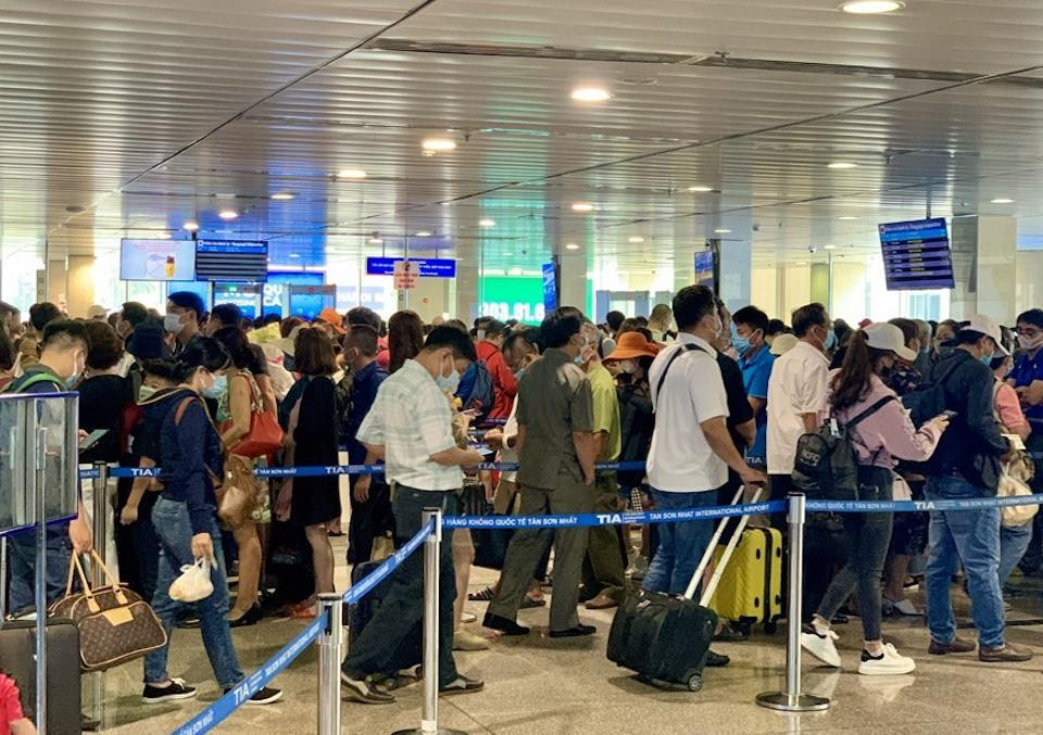 Các khu vực làm thủ tục tại sân bay Tân Sơn Nhất luôn trong tình trạng đông đúc ngay khi bước vào cao điểm hè. Các khu vực làm thủ tục tại sân bay Tân Sơn Nhất luôn trong tình trạng đông đúc ngay khi bước vào cao điểm hè.