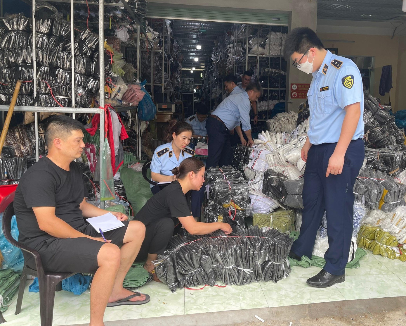Lực lượng quản lý thị trường thu giữ hàng nghìn sản phẩm quần áo nhái thương hiệu nổi tiếng Lực lượng quản lý thị trường thu giữ hàng nghìn sản phẩm quần áo nhái thương hiệu nổi tiếng