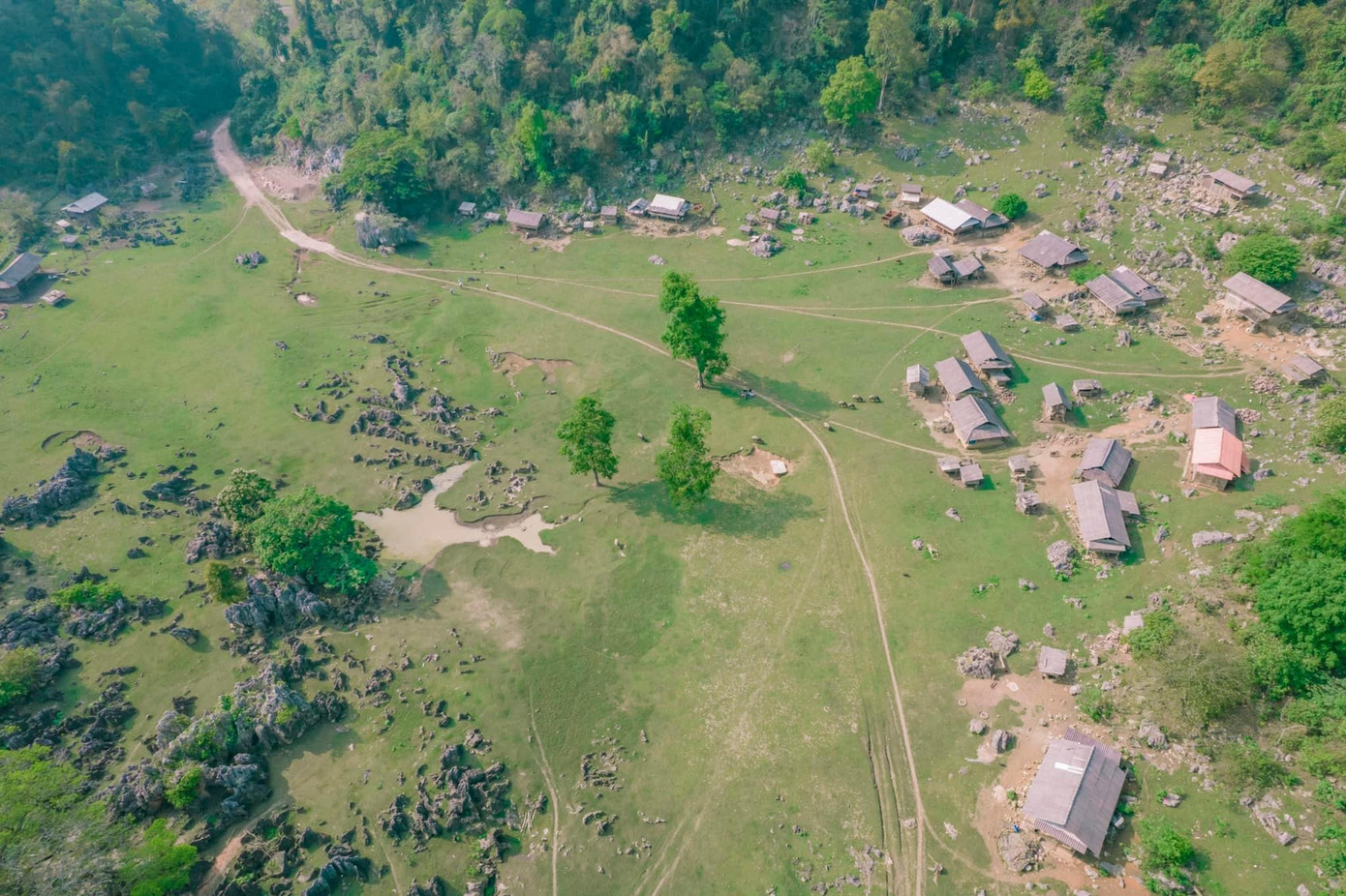 Toàn cảnh Hang Táu làng nguyên thủy nhìn từ trên cao