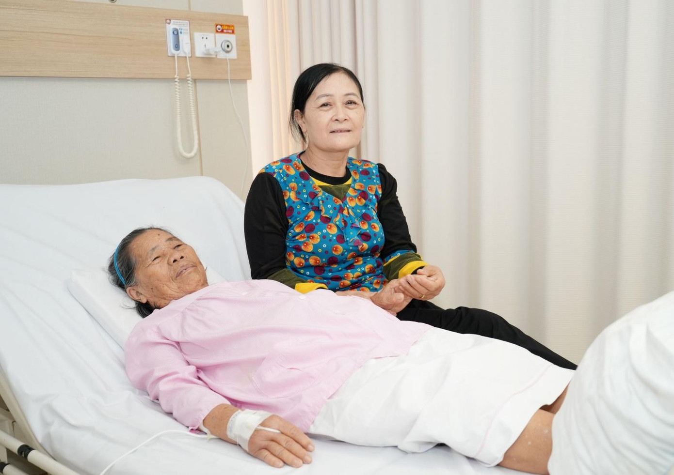 Chị Trần Thị Vui và mẹ xúc động cảm ơn bác sĩ sau ca phẫu thuật./.