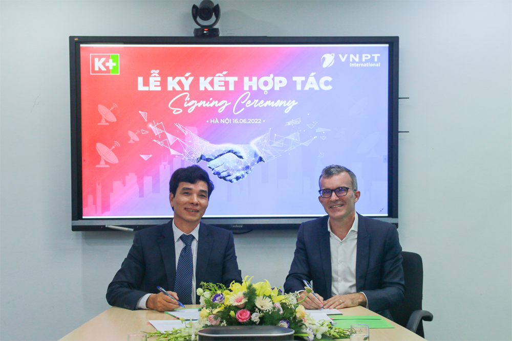 Đại diện Công ty Viễn thông Quốc tế (trái) và Truyền hình K+ (phải) tại buổi ký kết