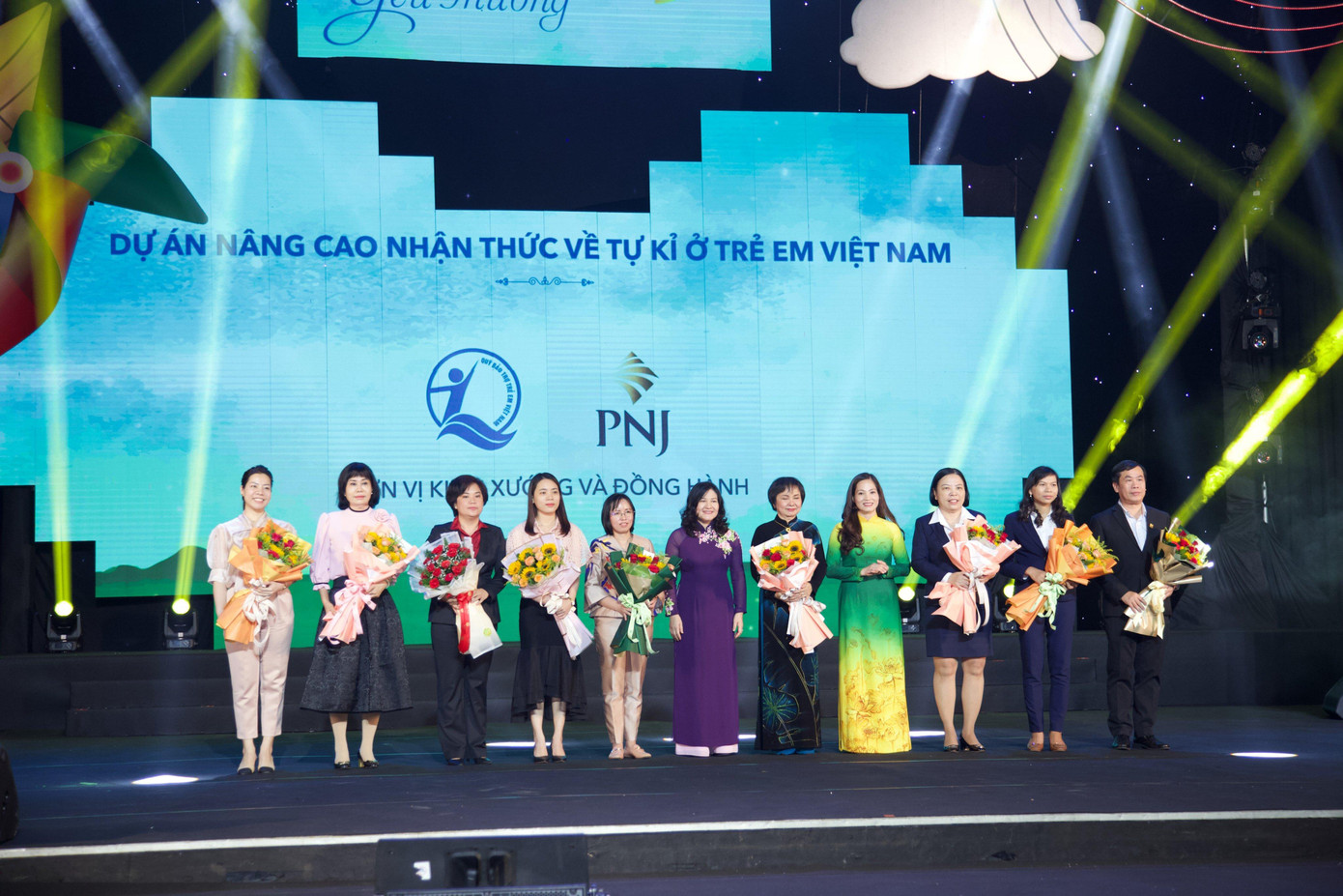 Các đơn vị tài trợ nhận hoa cám ơn từ BTC chương trình