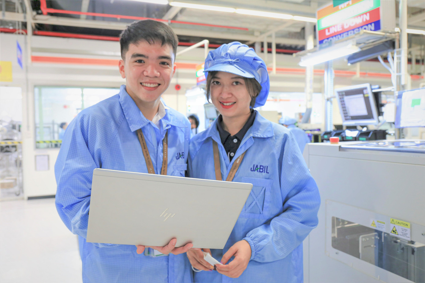 Nhân viên Jabil Việt Nam tại khu vực sản xuất