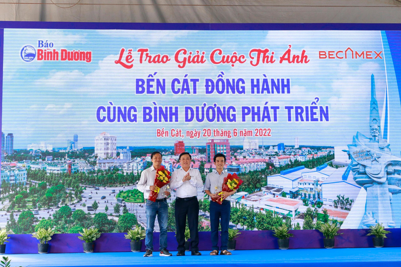 Ông Lê Minh Tùng – Tổng biên tập báo Bình Dương – Trưởng ban tổ chức cuộc thi trao giải Nhất cho 2 tác giả Bùi Duy Thanh và Bùi Việt Hưng. Ông Lê Minh Tùng – Tổng biên tập báo Bình Dương – Trưởng ban tổ chức cuộc thi trao giải Nhất cho 2 tác giả Bùi Duy Thanh và Bùi Việt Hưng.